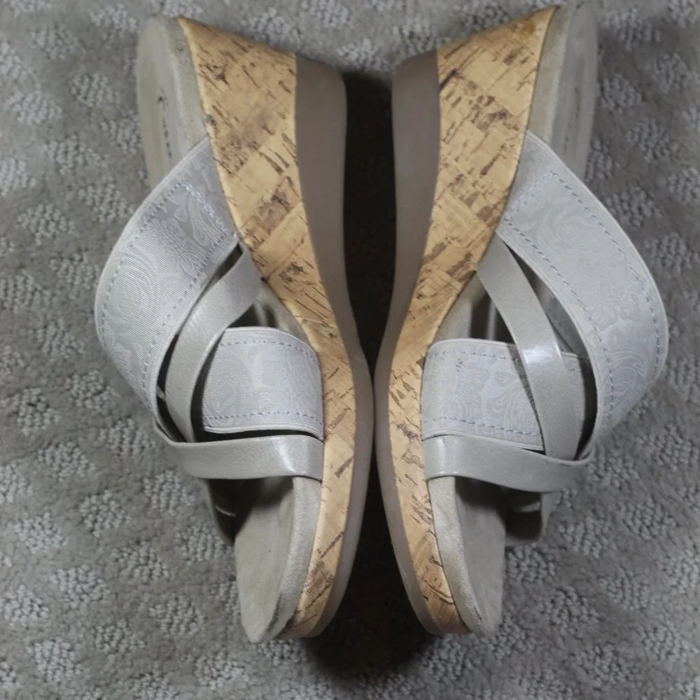Wear Ever Size 8 Light Grey Floral Embossed Slide On 3